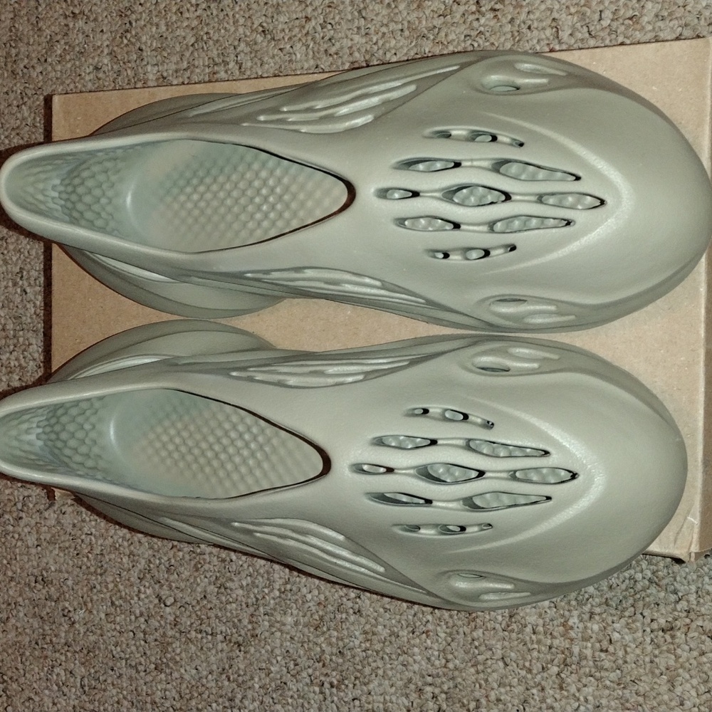 Used*Adidas Yeezy foam runners size 11 granite